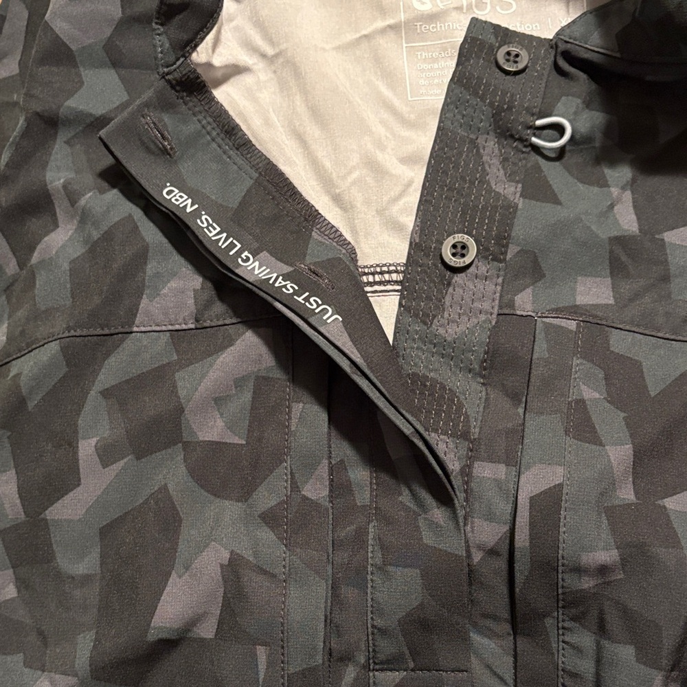 Figs Men's Gray Camouflage Raincoat